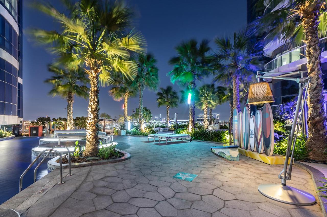 Paramount Hotel Dubai Exterior photo The pool at the Marina